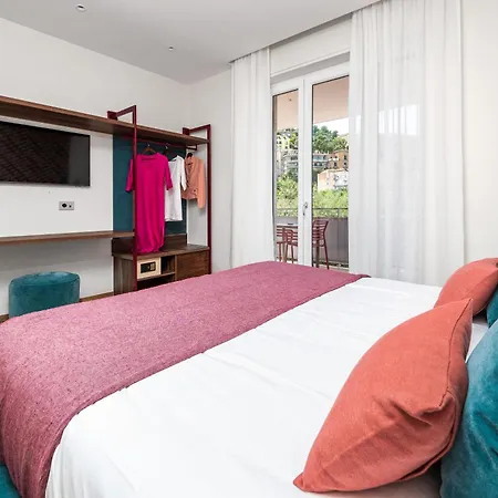 Futura Funky House - De Vivo Realty Apartment *